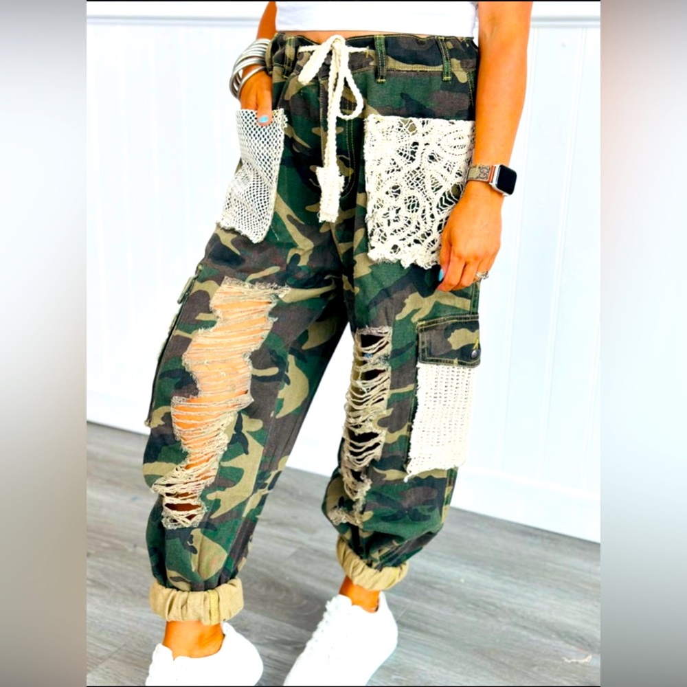 Pol camo distressed pants - size large